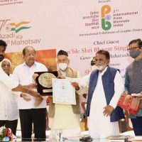 महाराष्ट्र के गवर्नर श्री भगत सिंह कोशियारी, लोकसभा सांसद गोपाल शेट्टी और ललित कला अकादमी के चेयरमैन डॉ उत्तम पाचारणे के हाथों 5 चित्रकारों को 2-2 लाख का ईनाम