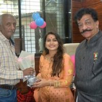 रॉनी रोड्रिग्स ने डॉ. भाग्यश्री को उनके डेंटल क्लिनिक और इम्प्लांट सेंटर के भव्य उद्घाटन पर बधाई दी