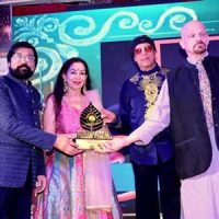 अलका भटनागर जी को मुंबई में भव्य समारोह में हिंदुस्तान रत्न से सम्मानित किया।