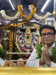 आस्था से आगाज: कोलकाता में राजनीतिक पारी से पहले माँ विन्ध्यवासिनी दरबार पहुंचे कुलदीप मैती, मांगा आशीर्वाद