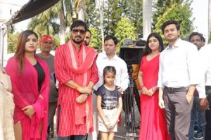निर्देशक आर के शुक्ला की भोजपुरी फिल्म दर्पण झूठ ना बोले की शूटिंग बस्ती में शुरू, पूर्व  मंत्री राज किशोर सिंह ने किया मुहूर्त !