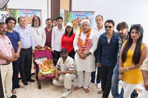 चौधरी ऋषिपाल सिंह, मुकेश कुमार सिंह, तेज प्रताप सिंह, दिनेश चौधरी, विष्णु गुप्ता के हाथों फीता काटकर ब्रज भाषा की फ़िल्म ‘देहाती बीबी’ की शूटिंग शुरू